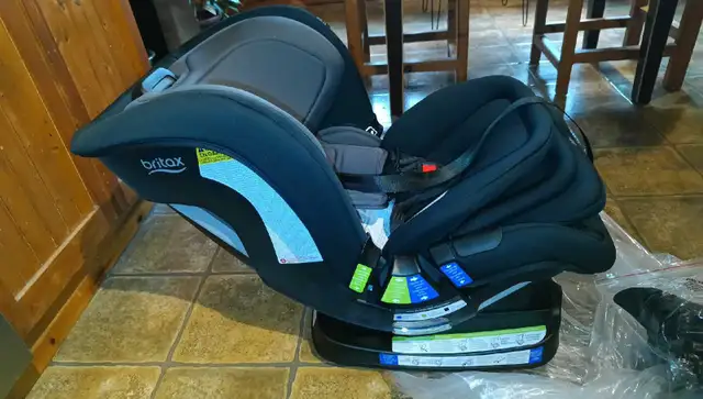 Siège d'auto Britax in Strollers, Carriers & Car Seats in City of Montréal - Image 4