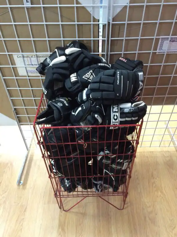 Hockey skates and equipment for sale in Hockey in Kingston - Image 8