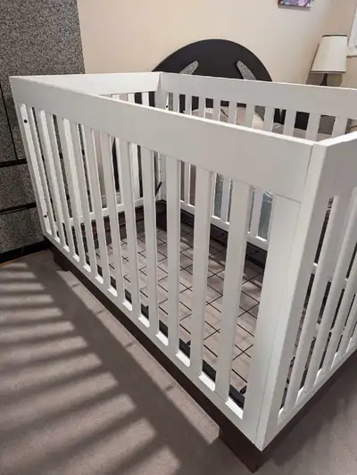 Excellent condition (only used for a few months) 3 in 1 interchangable crib *Pick Up only - no deliv...