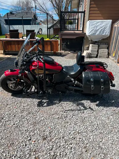 Moto exceptionnelle, pleins d'équipements ajoutés, moteur augmenté stage 1, freins abs, pneus neufs,...