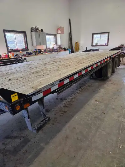 2018, 12 ton float trailer. 20' deck with 5' beaver tail .Barely used Text or call: 613 848 2308