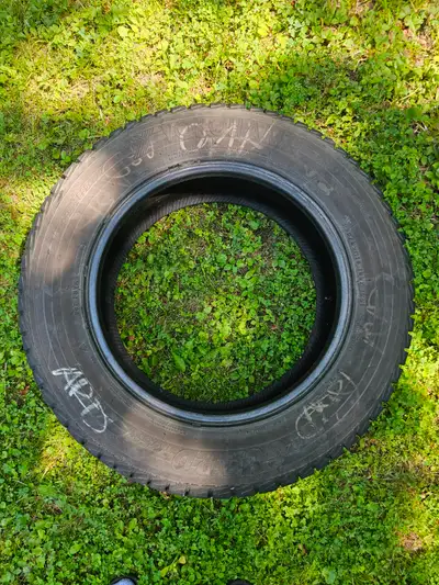 Dimension : 235/65R18 Modèle : iceGUARD IG51V Indice : 106T Semelle restante : 8/32 Usure uniforme M...