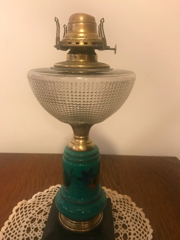 Antique Victorian Oil Lamp Porcelain & Iron base with chimney in Arts & Collectibles in Ottawa - Image 2