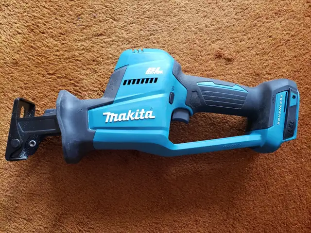 Makita DJR189 18V LXT Brushless Reciprocating Saw (sawzall) in Power Tools in Mississauga / Peel Region - Image 7