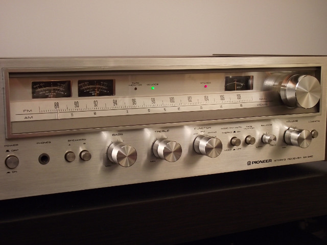 PIONEER Stereo Receiver SX-580 Wood Case in Stereo Systems & Home Theatre in Markham / York Region