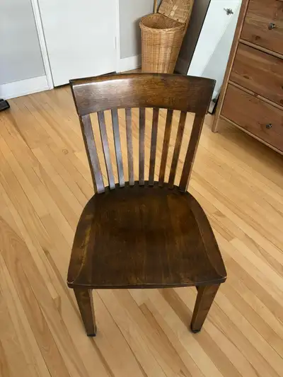 Chaise en bois foncé style classique, View more