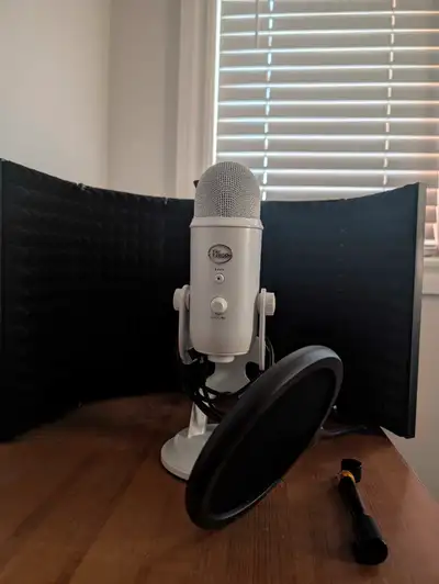 Blue Yeti microphone in great condition, white colour. Comes with a sound panel for reducing echo an...