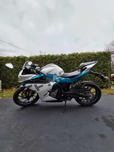 Moto comme neuve. Très peu utilisée. • 900 km • Année 2023 • moteur : 300 cc • frame sliders install...