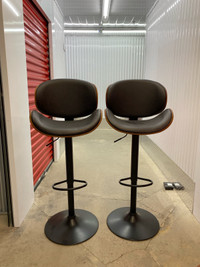 Adjustable swivel bar stools