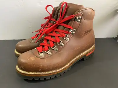 Boots Mountaineering 11.5, View more