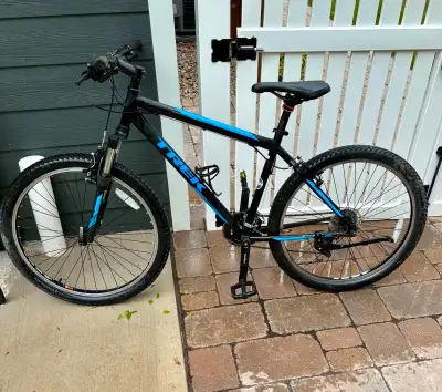 18 inch Trek 820, rides well.