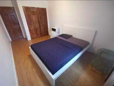 Grande chambre à louer dans un condo, tout inclus, WiFi illimité, piscine extérieure, arrêt d aurobu...