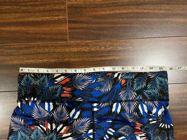 MINKPINK women’s large Move 7/8 leggings feather leaf print blue in Women's - Bottoms in Oshawa / Durham Region - Image 6
