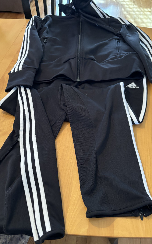 Adidas Black and White Track Suit dans Femmes - Hauts et vêtements d'extérieur  à Longueuil/Rive Sud