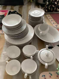 Ensemble de vaisselle en porcelaine