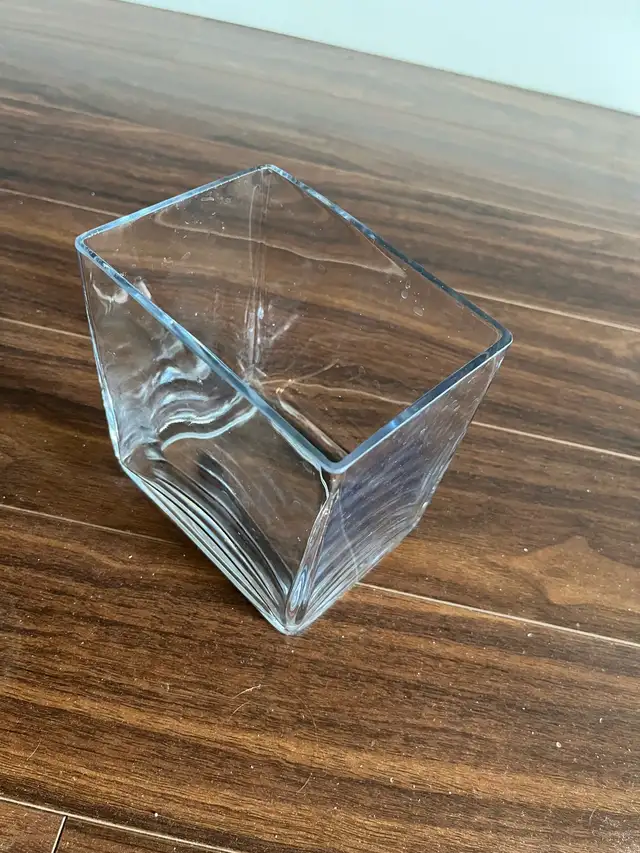 Vase - Glass in Home Décor & Accents in Edmonton - Image 2