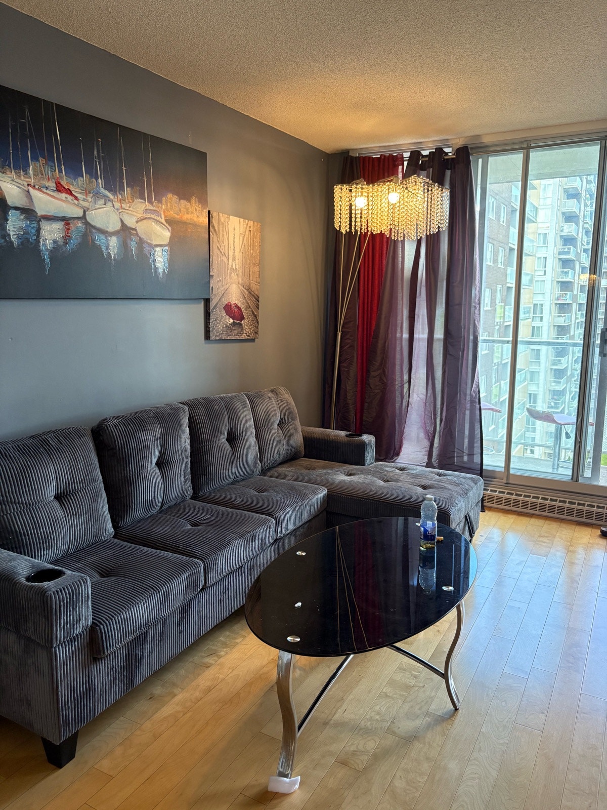 4 1/2 entièrement meublé et stationnement intérieur — photo 2