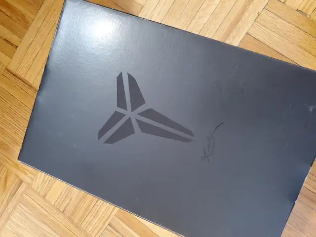 2019 Kobe IV protro undefeated kobe 4 milwaukee bucks size 10.5 in Men's Shoes in Hamilton - Image 5