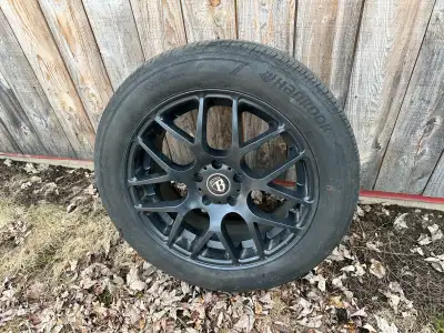 Je vends mes pneus Hankook monté sur des jantes noire de 225/55R18. Ces roues sont en bon état et po...