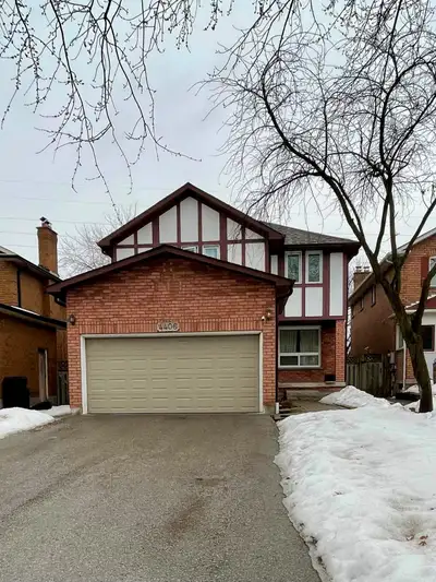 This is a very spacious master bedroom with an en suite and walk in closet. The house is located rig...