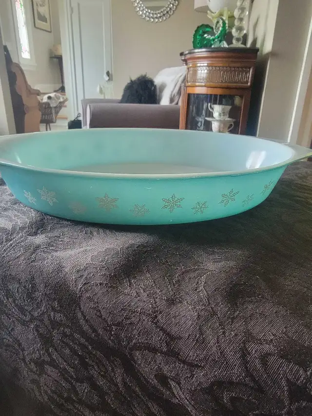 Vintage Pyrex snowflake, fireking and caldor ovenware in Kitchen & Dining Wares in Oshawa / Durham Region - Image 3