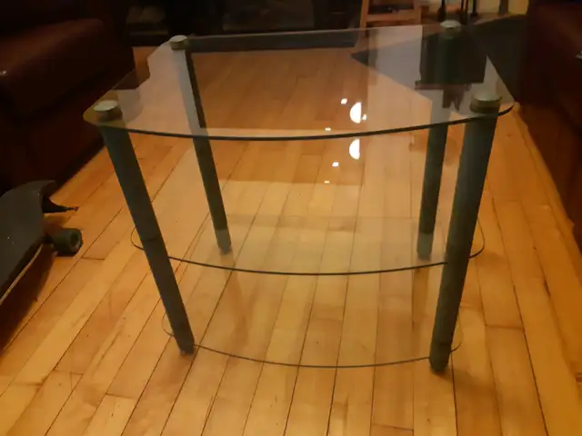 Table en verre 3 étages  $65 in Coffee Tables in City of Montréal - Image 4