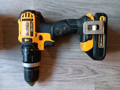 DEWALT 20V Max Cordless Hammer Drill/Driver with battery 20V