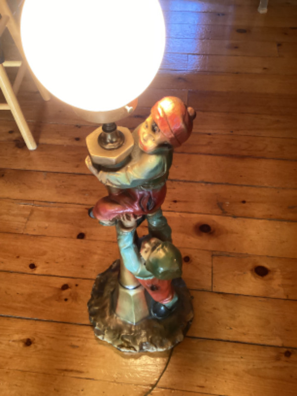 LAMPE VINTAGE ANTIQUE EN PLÂTRE 36 POUCES dans Art et objets de collection  à Ville de Québec