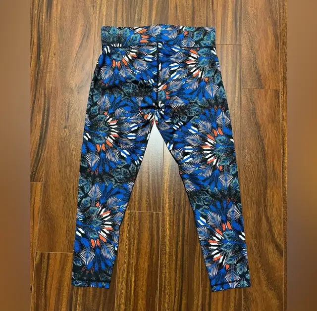MINKPINK women’s large Move 7/8 leggings feather leaf print blue in Women's - Bottoms in Oshawa / Durham Region - Image 4