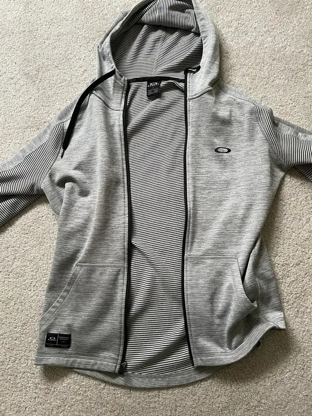 Oakley Hoodie. Size S. Regular fit. Barely worn. in Men's in Calgary - Image 3