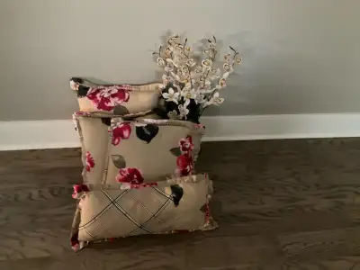 Floral design pillow …4 of them ….Excellent condition.and included is a floral arrangement Selling a...