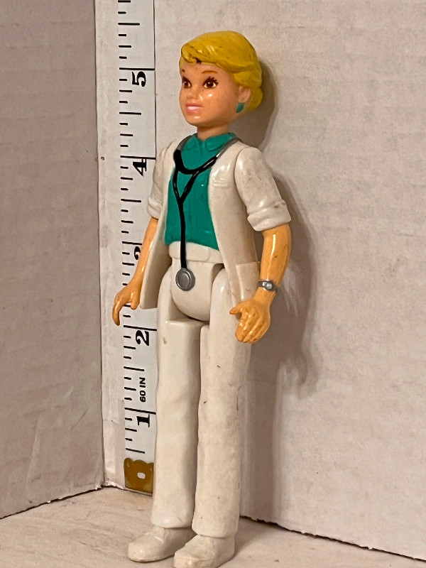 PLAYSKOOL Dollhouse Blonde WOMAN DOCTOR NURSE in Toys & Games in City of Toronto - Image 2