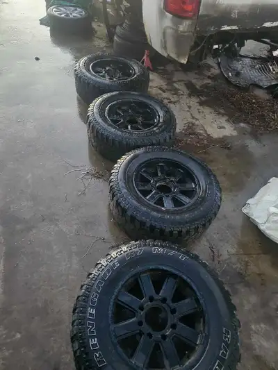 Removed from a 2013 duramx i parted out. 8 x 180 bolt pattern 18" motometal rims . $600 Located outs...