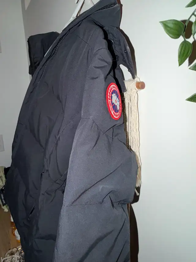 Canada Goose Women’s Parka in Women's - Tops & Outerwear in Edmonton - Image 4