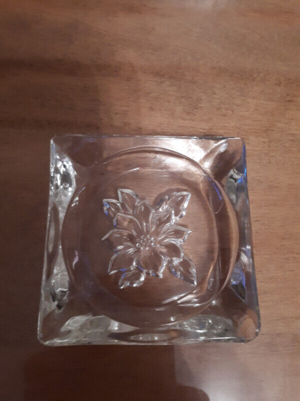 Vintage Clear Glass Ashtray in Arts & Collectibles in Ottawa