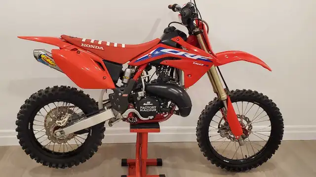 Honda CRF150RB - 2 Stroke 125 Edition in Dirt Bikes & Motocross in Oshawa / Durham Region - Image 4