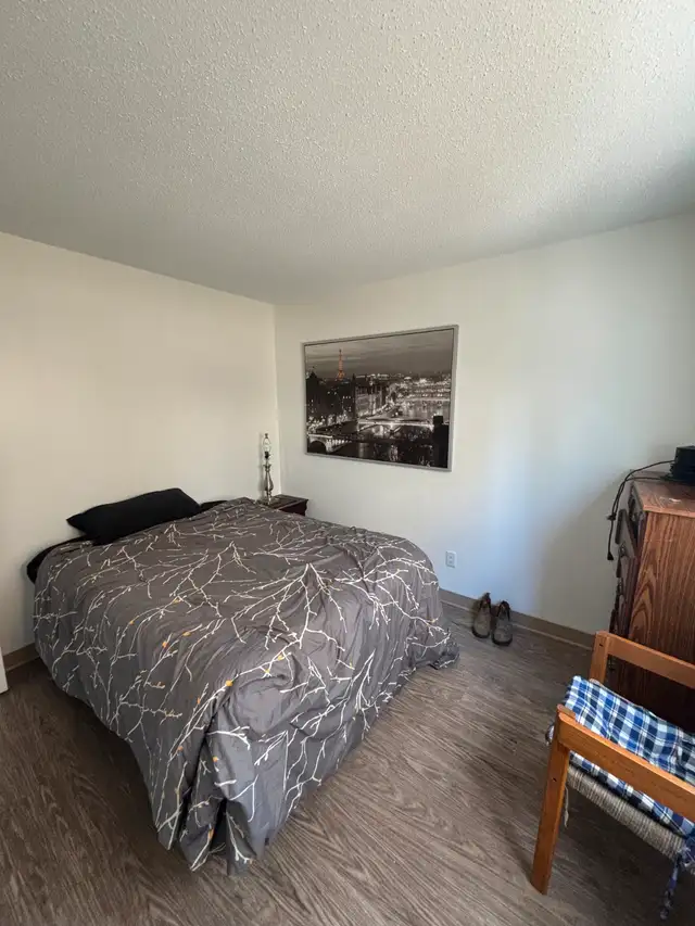 ROOM 4 RENT DT--Pay per week up to 3 weeks@ 330 EACH
