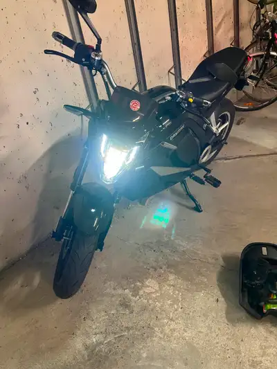 I'm selling my 2020 Daymak EM4 electric motorcycle, which has been lightly used with less than 500km...