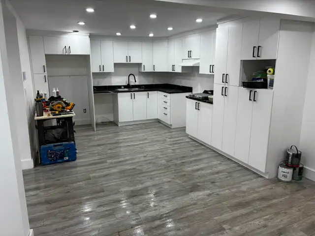 AUCUN ESCALIER:  Beau logement 5 chambres/Bureaux/SalleJeu