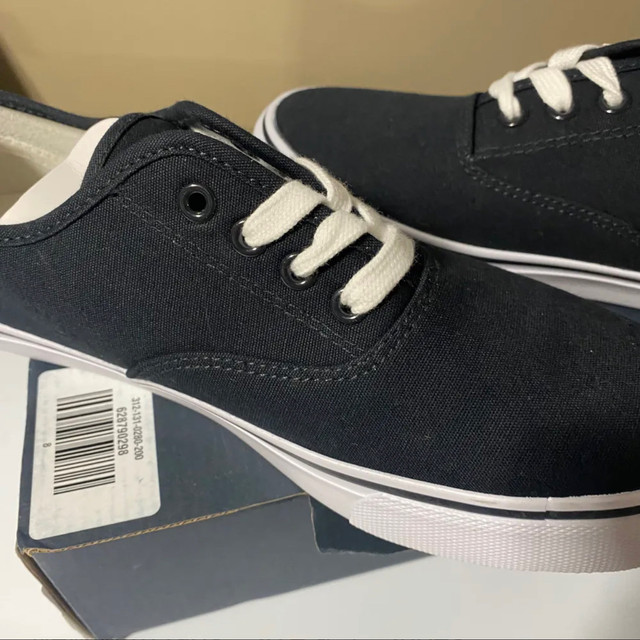 Hollister Navy blue sneaker in box brand new unisex in Women's - Shoes in Calgary - Image 3