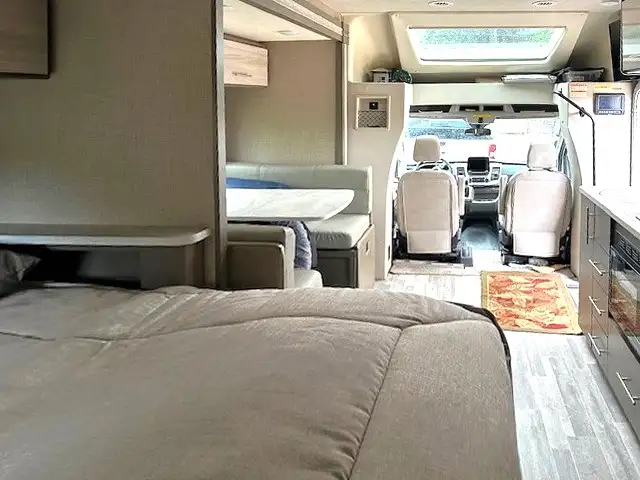 LIKE NEW - 2021 MOTOR HOME FOR SALE in RVs & Motorhomes in Kamloops - Image 10