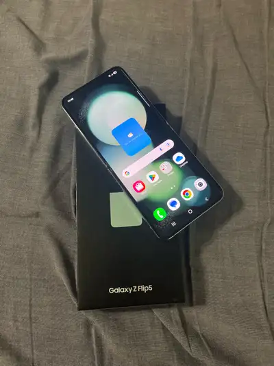 Phone is in fantastic condition and works perfectly fine. Comes with the original box, 256 GB storag...