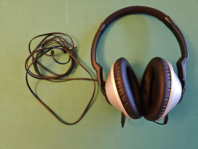Bose Around-Ear (AE-1) headphones with carrying bag. New ear pads. Very good condition. Great Bose s...