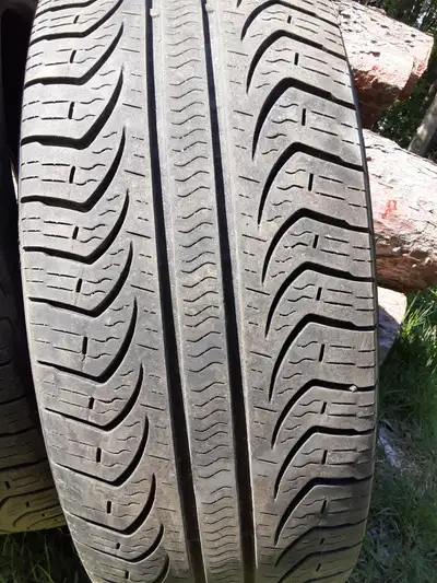 4 pneus 4 saisons 225/60 R17, peu d'usure, étaient sur un Chevrolet Uplander.