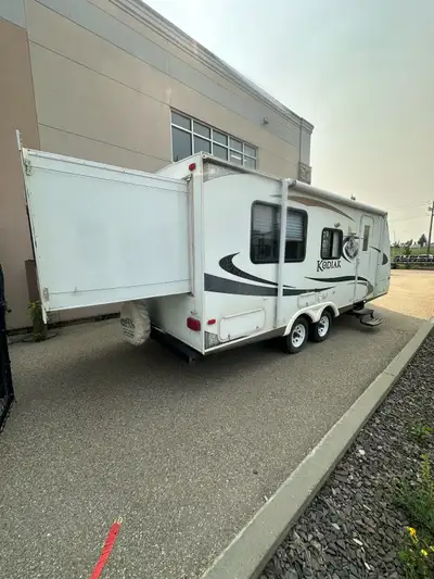 Selling for a friend. Sleeps 10 Bed slide and bunks. Key Specs: • Dry weight: 4,294 lbs • Length: 24...