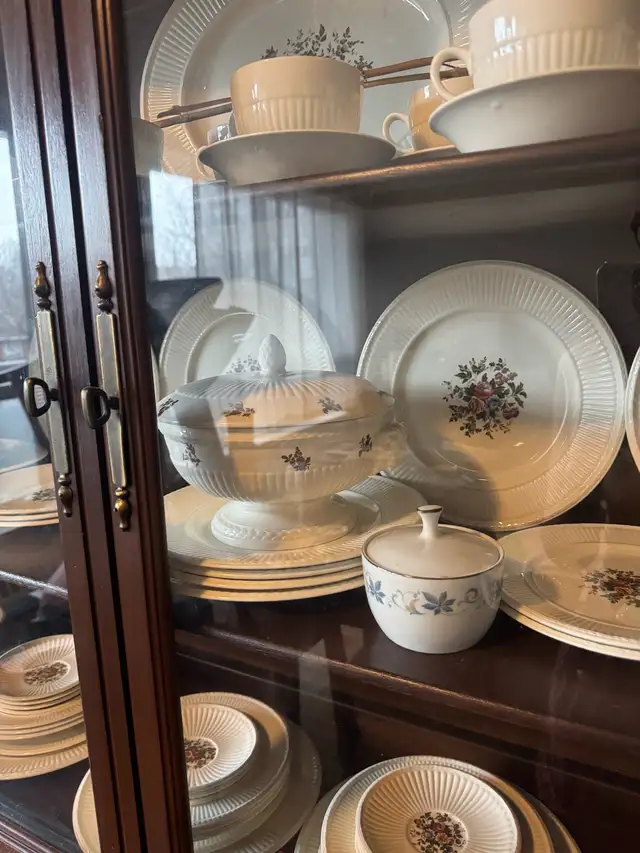 China wood cabinet/hutch vintage display cabinet and dishes in Hutches & Display Cabinets in City of Toronto - Image 6