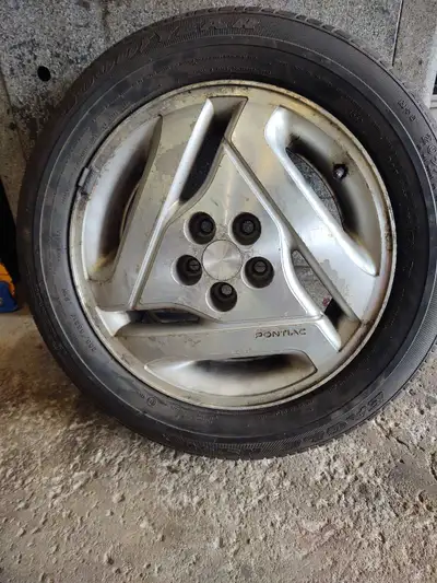 Pontiac Rim and tire Goodyear 205 55 16