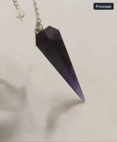 Pendule de pierres naturelles. Grosseur de la pierre peut varier de 1.5 à 2 pouces. La chaîne d'une...