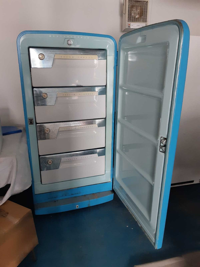 Vintage Westinghouse Freezer in Freezers in Calgary - Image 4