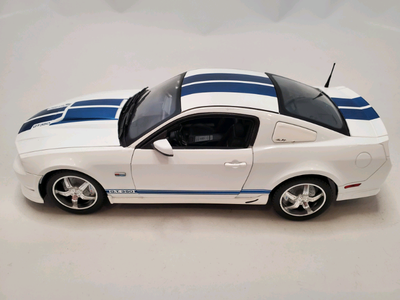Rare #25321S 1:18 Diecast Shelby Collectibles 2011 Shelby GT350 Ford Mustang White W/ Blue Racing St...